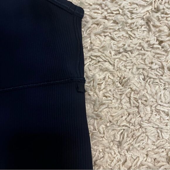 lululemon navy power pivot tank size 4 - Picture 2 of 4
